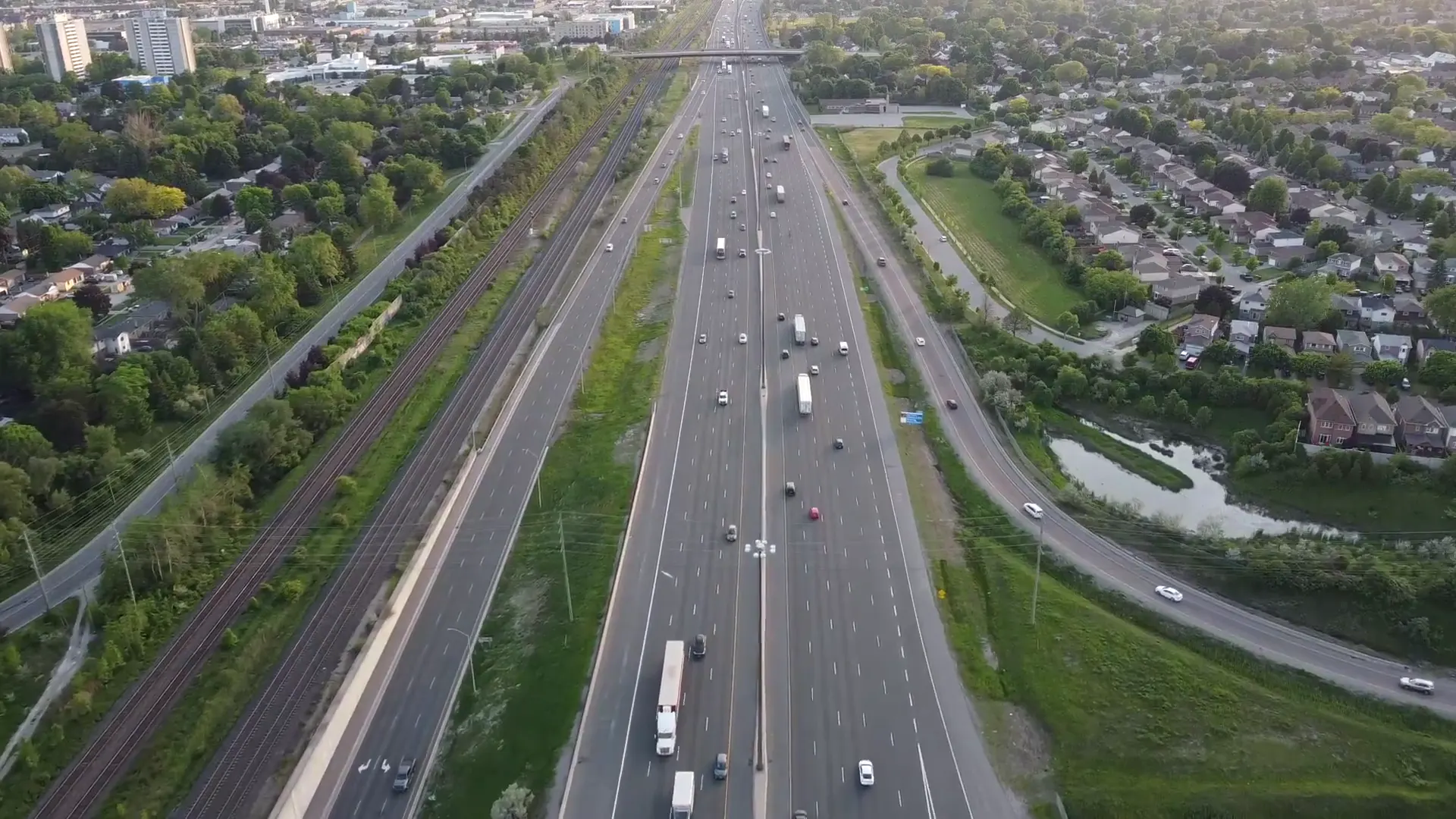 Luftaufnahme einer mehrspurigen Autobahn mit Lkw-Verkehr